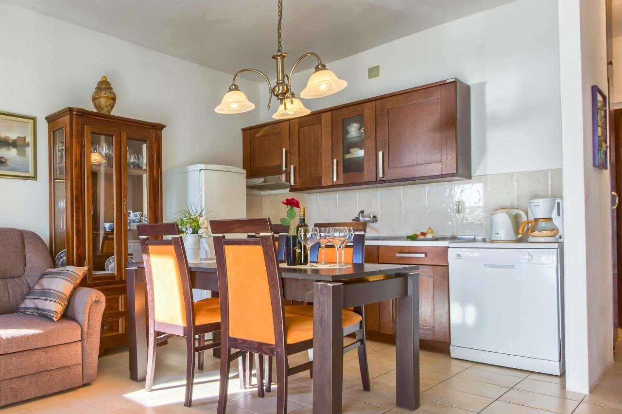 Family Friendly Seaside Apartments Rogoznica - 2010 外观 照片